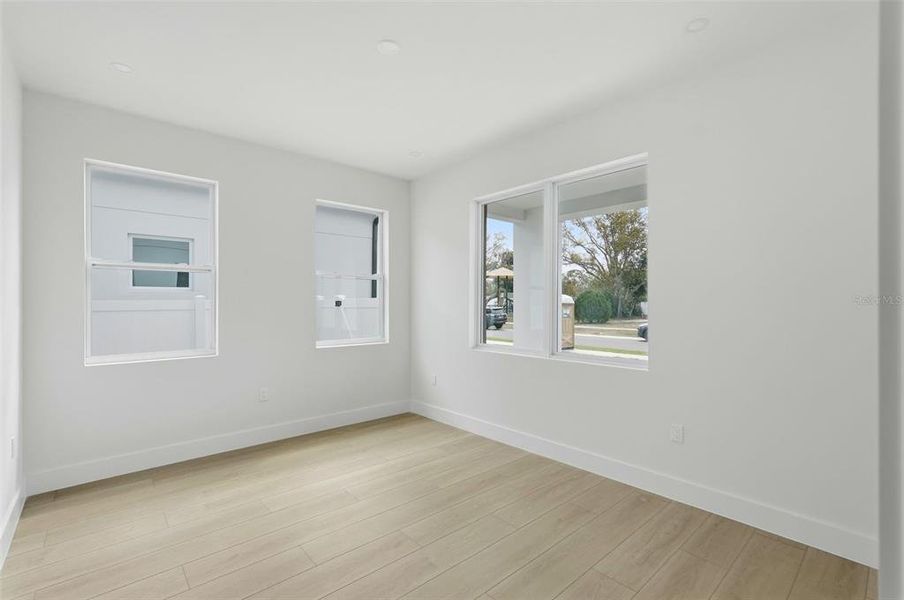 Spacious, unfurnished interior of a new home in , St. Petersburg (Image 20).