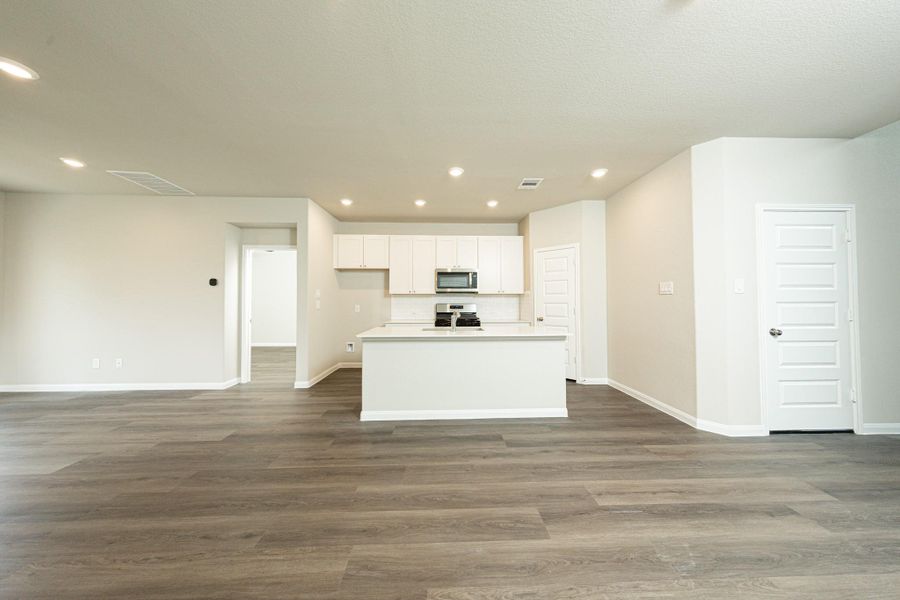 Spacious, unfurnished interior of a new home in River's Edge, Conroe (Image 11). Spacious, unfurnished interior of a new home in River's Edge, Conroe (Image 11).