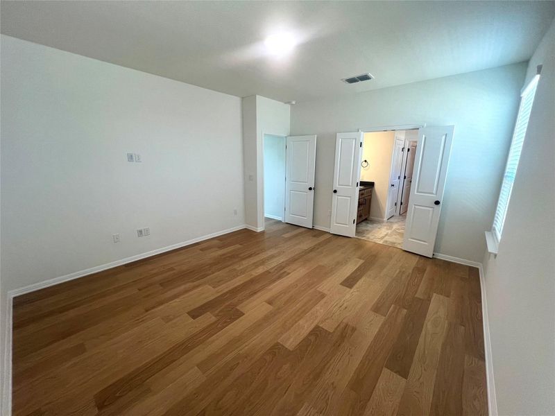 Spacious, unfurnished interior of a new home in Porter Country, Buda (Image 12).