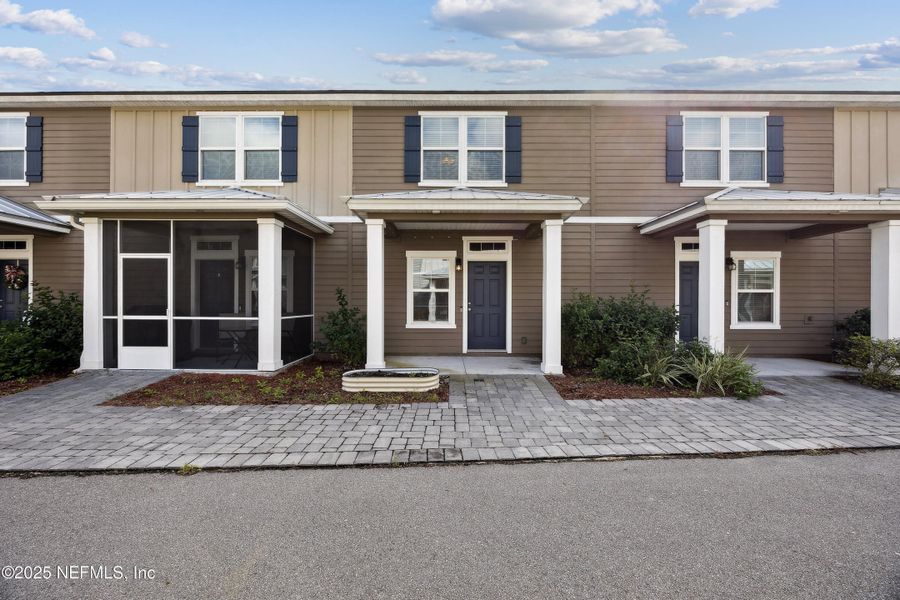 Exterior details and patio area of a home in , Yulee (Image 3).
