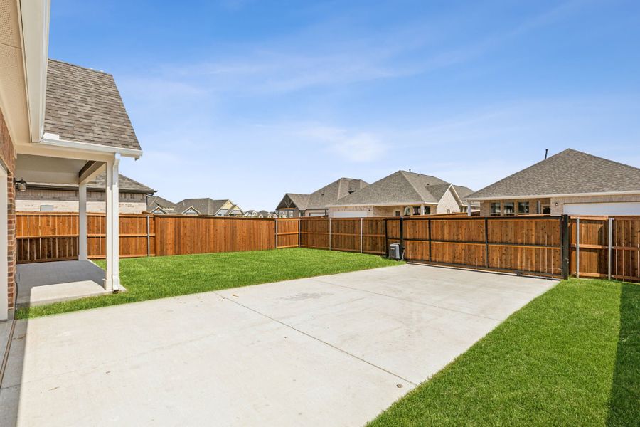 Exterior details and patio area of a home in Dove Hollow, Waxahachie (Image 17).