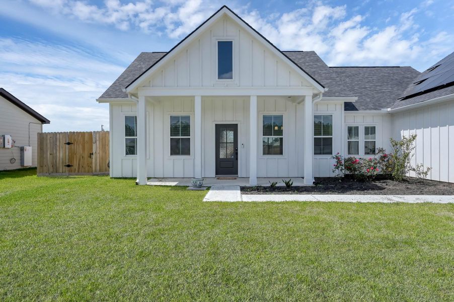 Exterior details and patio area of a home in Spring Branch Crossing, Conroe (Image 24).