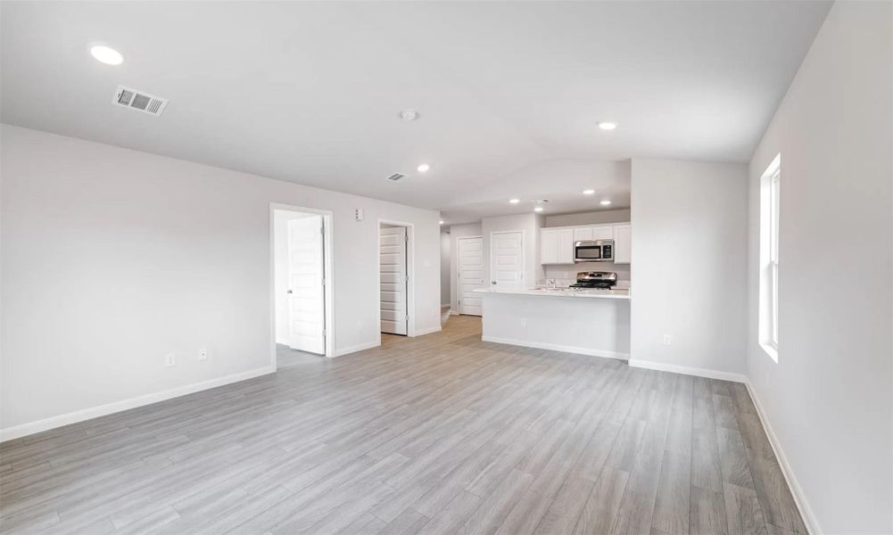 Spacious, unfurnished interior of a new home in , Lufkin (Image 17).