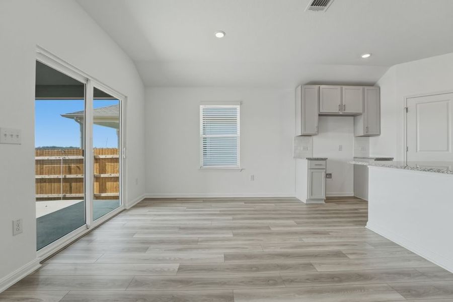 Spacious, unfurnished interior of a new home in Longview, Del Valle (Image 11).
