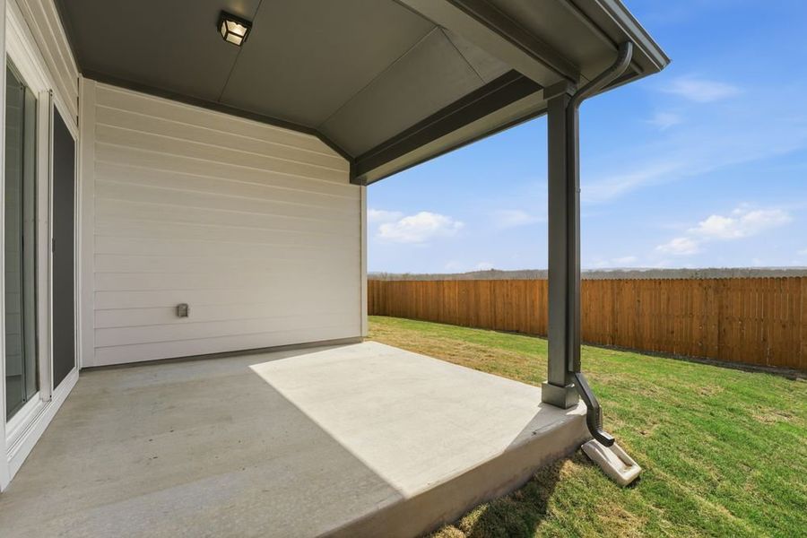 Exterior details and patio area of a home in Longview, Del Valle (Image 3).