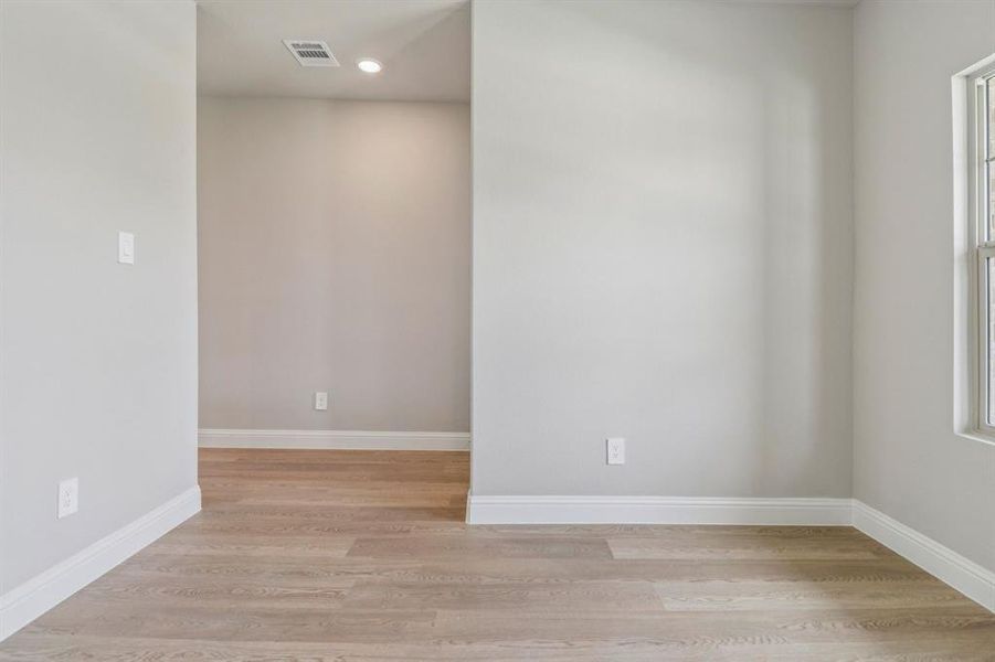 Spacious, unfurnished interior of a new home in Westmoor, Sherman (Image 34).