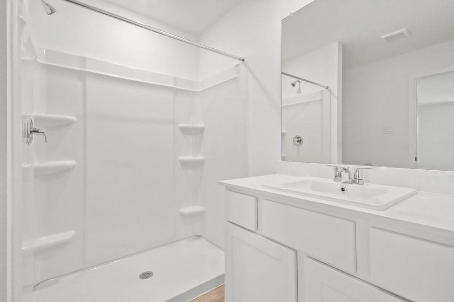 Furnished interior view inside a new home in Silverthorne, Conroe (Image 3).