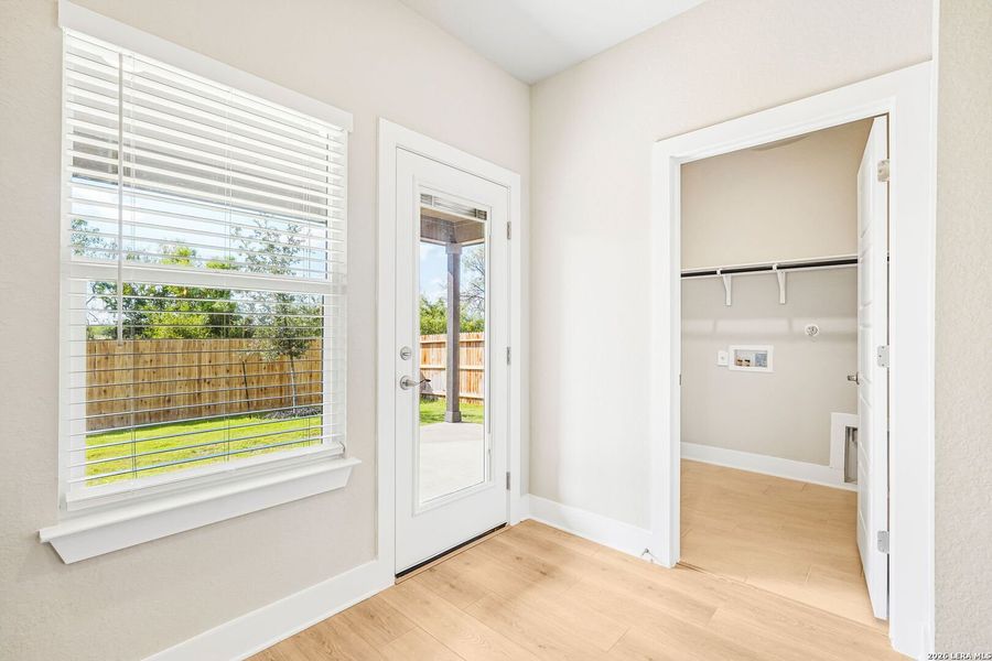 Spacious, unfurnished interior of a new home in Carmel Ranch, Schertz (Image 23).