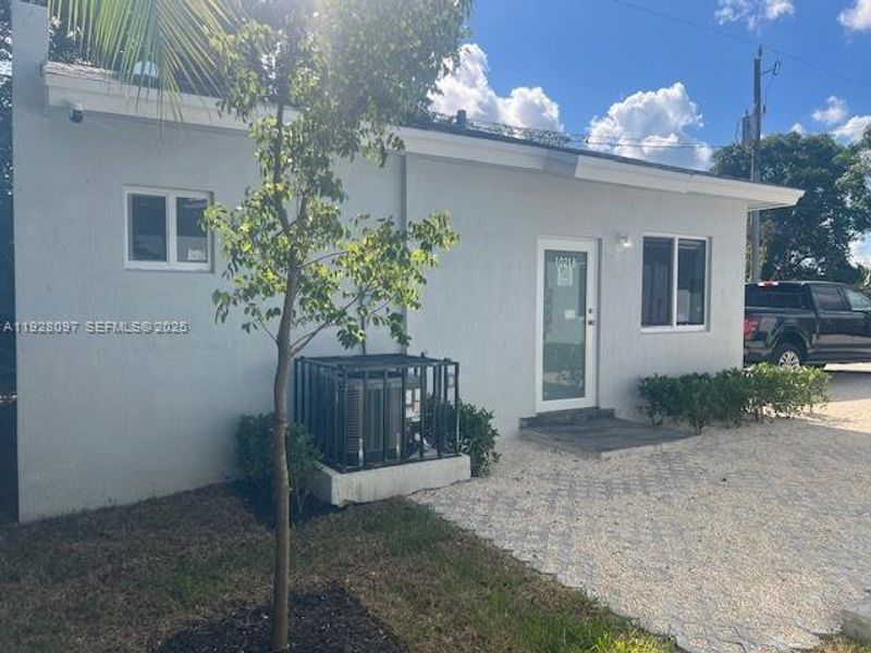 Exterior details and patio area of a home in , Miami (Image 20).