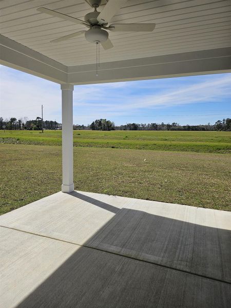 Exterior details and patio area of a home in Edgefield, Loris (Image 28).