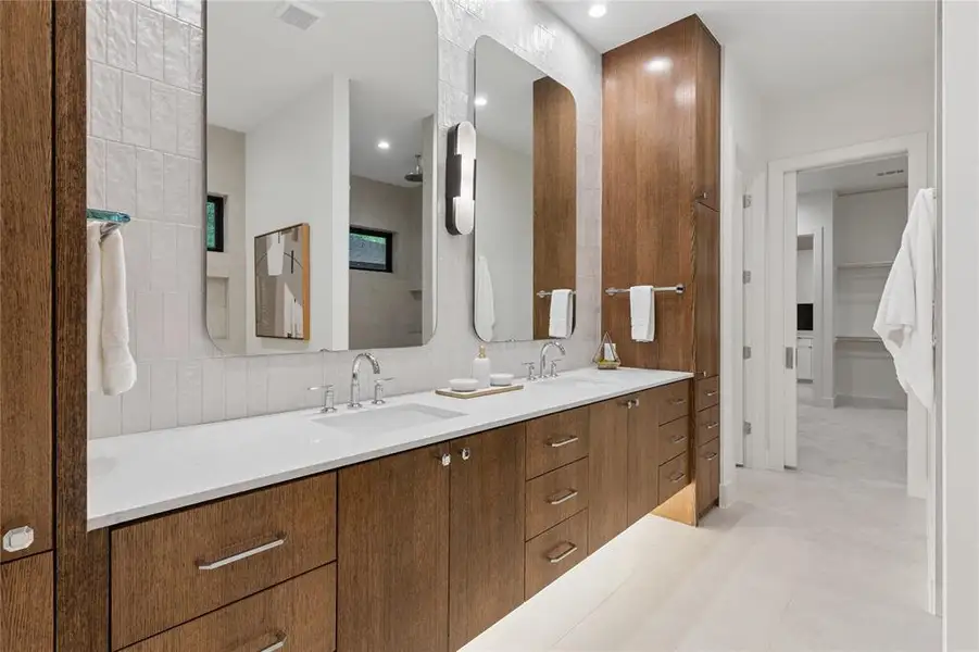 Furnished interior view inside a new home in , Dallas (Image 32).