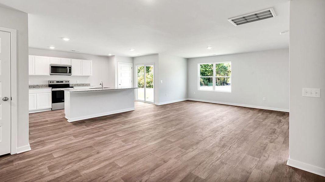 Spacious, unfurnished interior of a new home in Vineyard Trail, Jacksonville (Image 15).