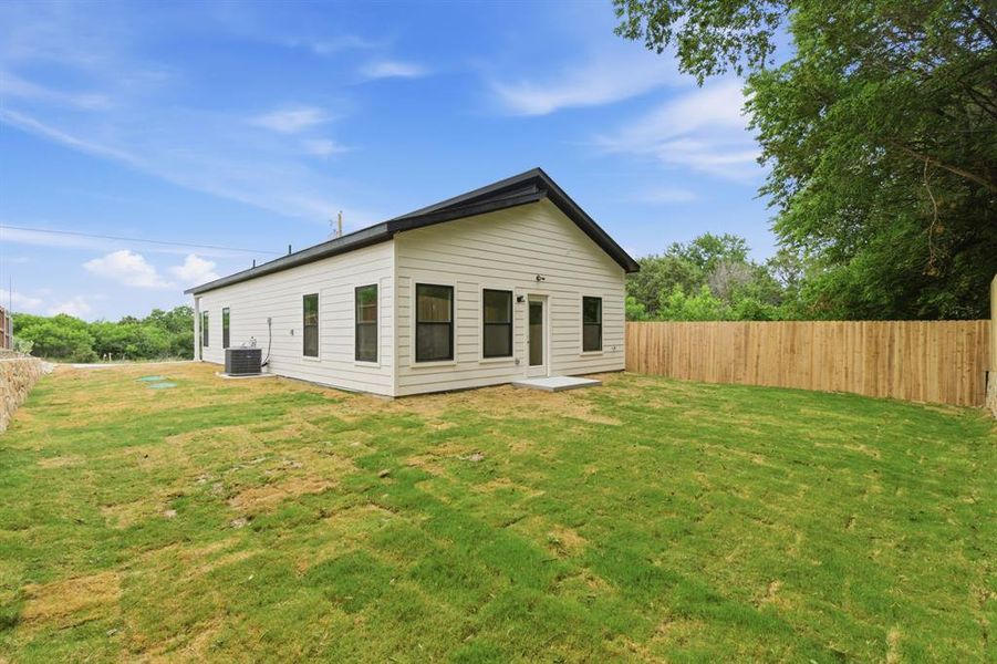 Exterior details and patio area of a home in , Granbury (Image 19).