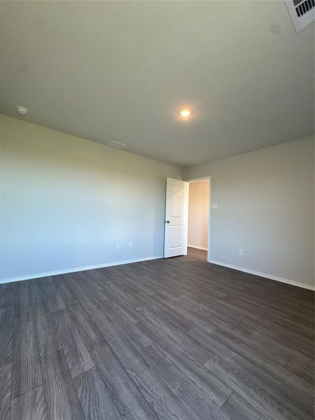 Spacious, unfurnished interior of a new home in Santa Fe, Cleveland (Image 28).