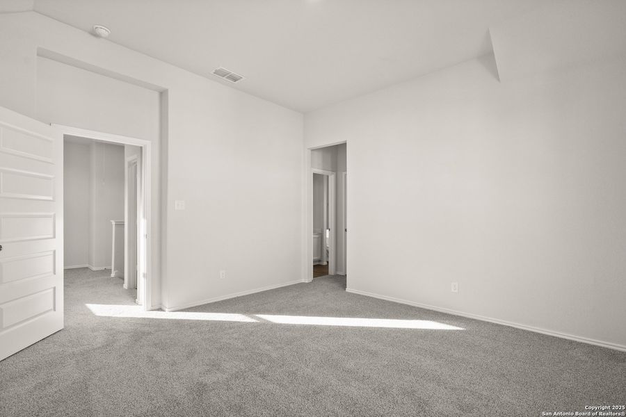 Spacious, unfurnished interior of a new home in Blue Ridge Ranch, San Antonio (Image 14).