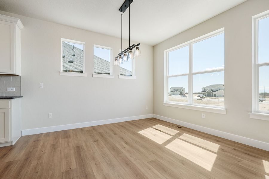 8702 Long Beach - Dining Area