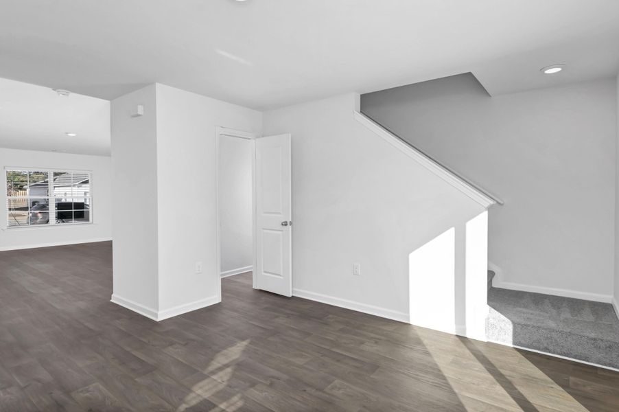 Spacious, unfurnished interior of a new home in Mulberry Landing, Orangeburg (Image 19).