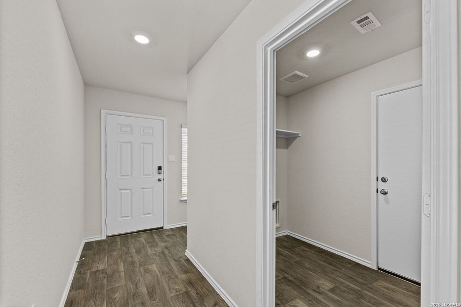 Spacious, unfurnished interior of a new home in Laurel Vistas, San Antonio (Image 15).
