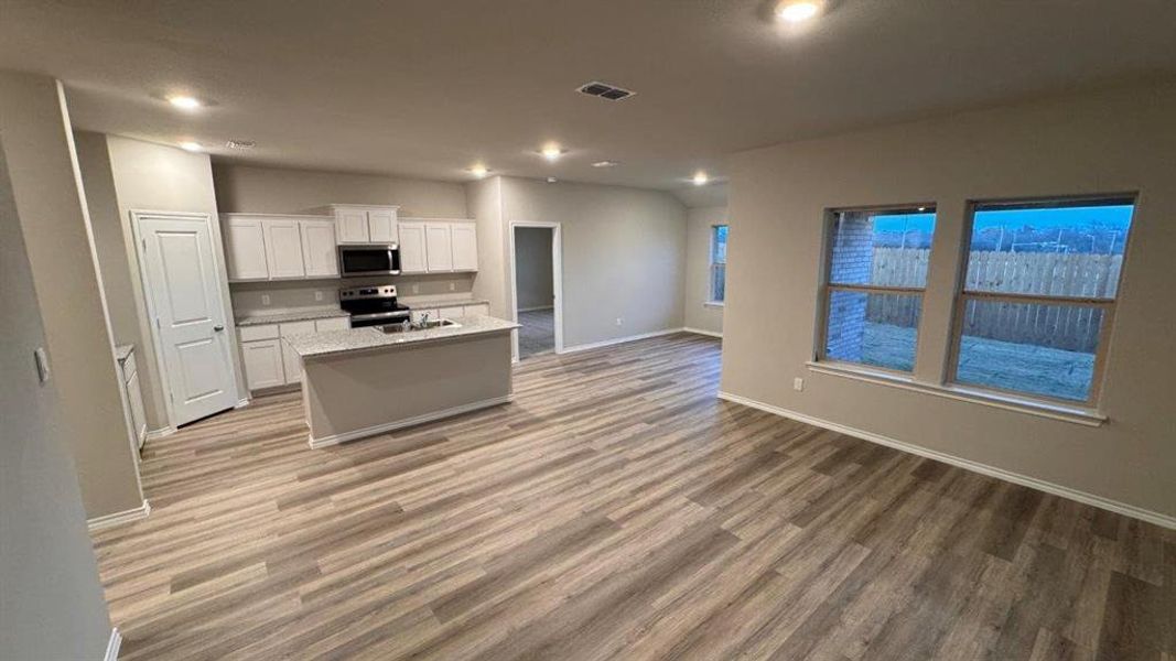 Spacious, unfurnished interior of a new home in Meadowbrook Estates, Cleburne (Image 12).