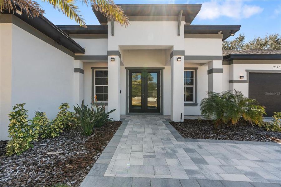 Exterior details and patio area of a home in , Land O' Lakes (Image 4).