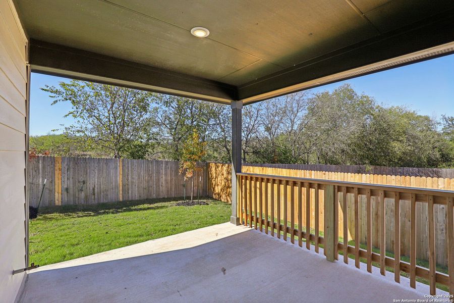 Exterior details and patio area of a home in Comanche Ridge, San Antonio (Image 27).