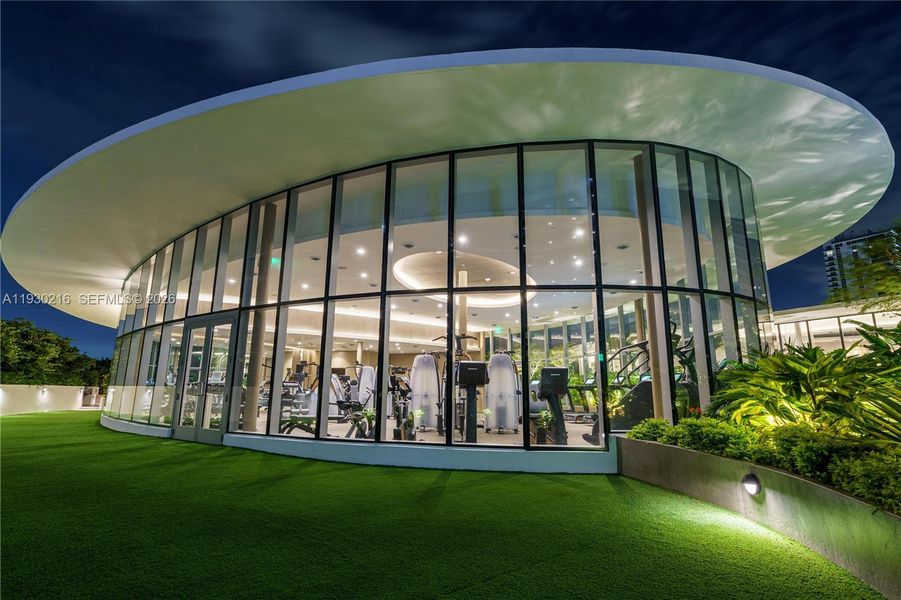 Condo located in Miami, FL showcasing its design and architecture (Image 4).