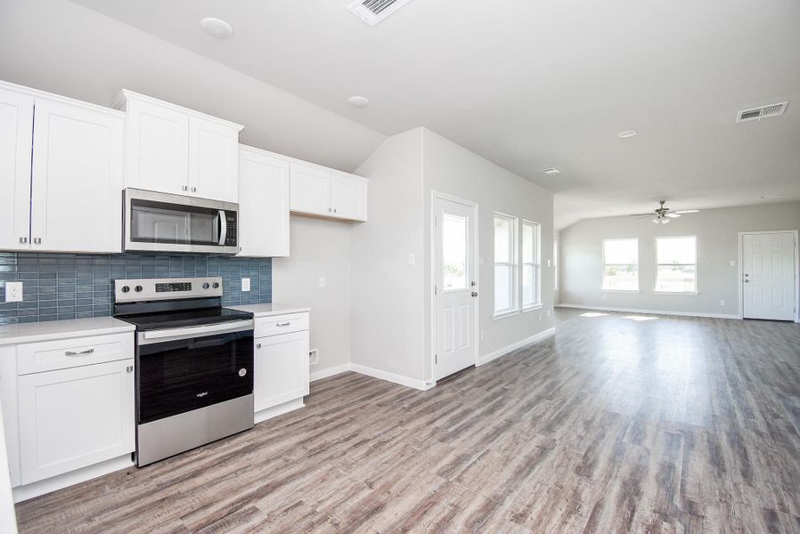 Spacious, unfurnished interior of a new home in , Palacios (Image 34).