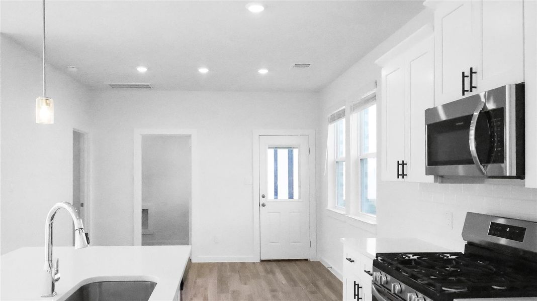 Kitchen, Quartz countertops, tiled backsplash