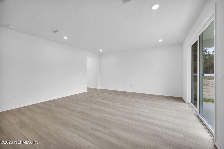 Spacious, unfurnished interior of a new home in Murray Farms, Middleburg (Image 25).