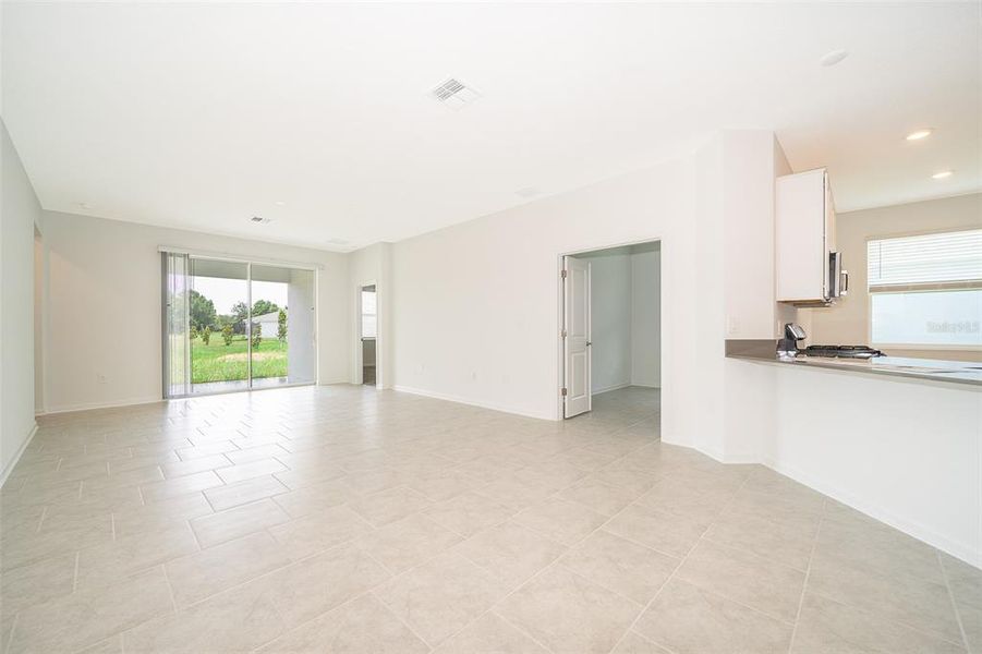 Spacious, unfurnished interior of a new home in Windsong: Estate Collection, Leesburg (Image 14).