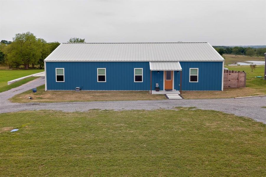 Exterior details and patio area of a home in , Whitewright (Image 3).