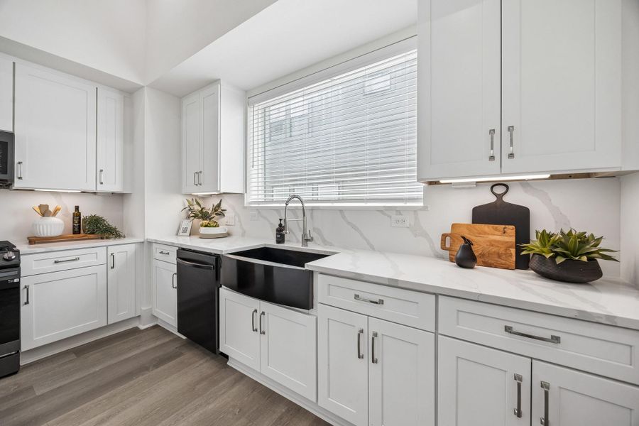 The gourmet kitchen has quartz countertops and matching backsplash. The gourmet kitchen has quartz countertops and matching backsplash.