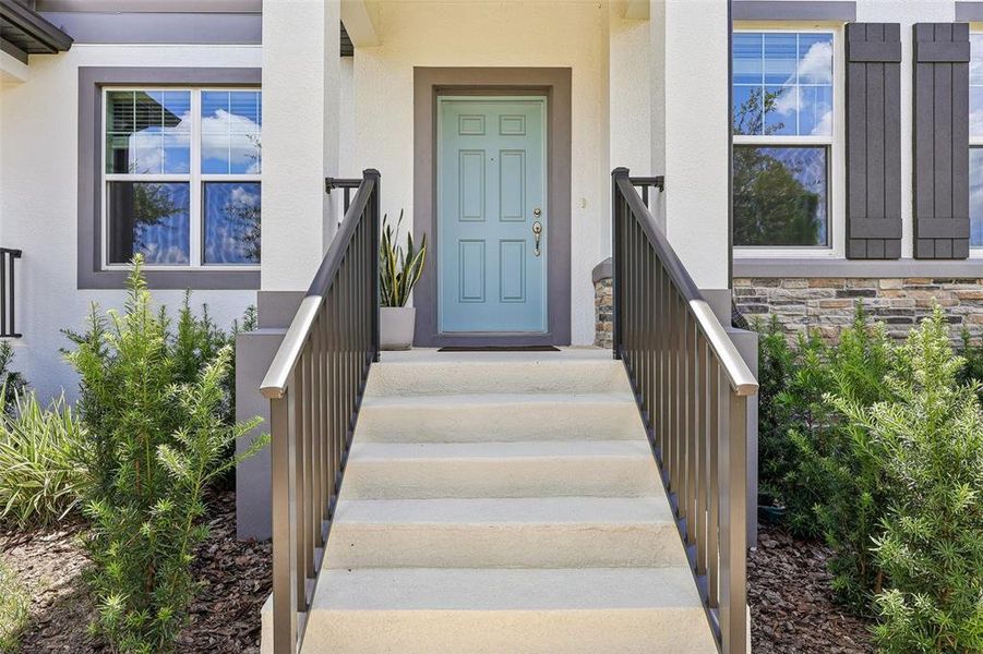 Exterior details and patio area of a home in , Winter Garden (Image 4).