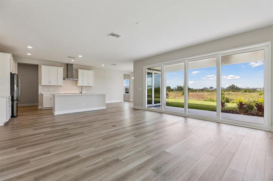 Spacious, unfurnished interior of a new home in Mirada, San Antonio (Image 9).