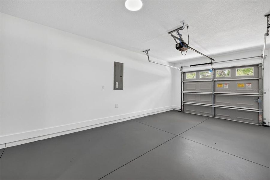 Spacious, unfurnished interior of a new home in , Dunnellon (Image 32).