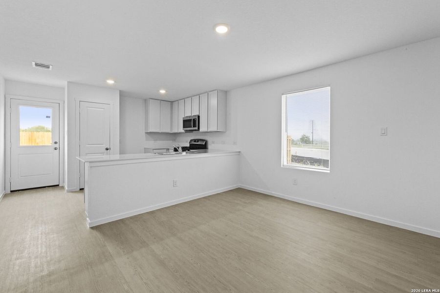 Spacious, unfurnished interior of a new home in Spring Grove, San Antonio (Image 16).