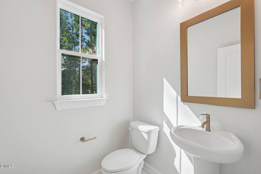 Elm Park 35_Powder Room_10.9.25_webready Elm Park 35_Powder Room_10.9.25_webready