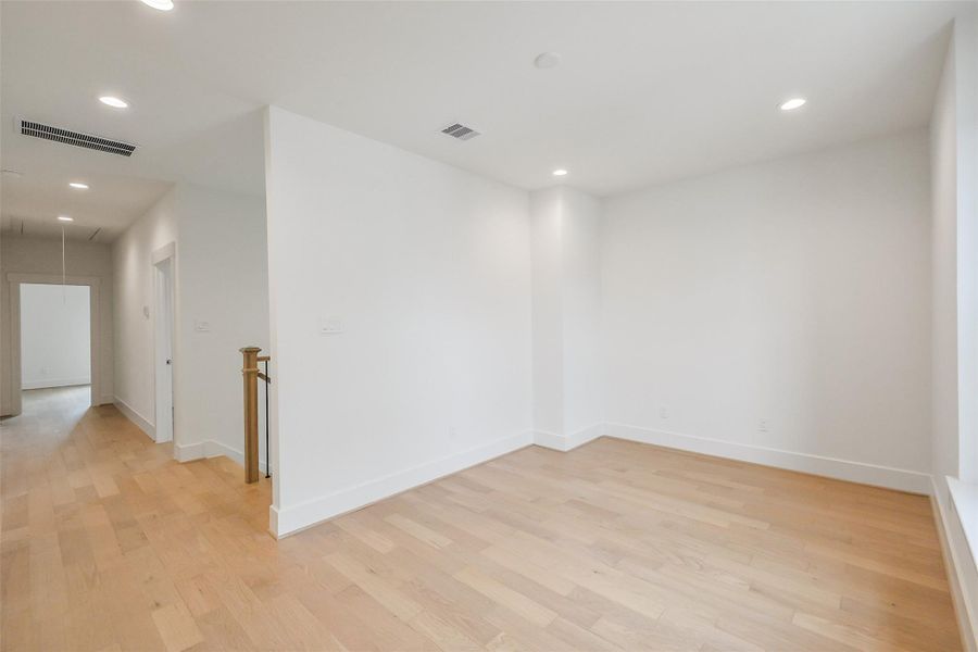 Spacious, unfurnished interior of a new home in Timbergrove Trails, Houston (Image 37).