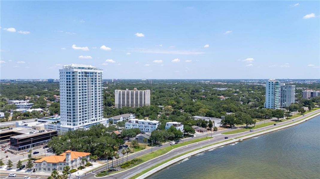 Condo located in Tampa, FL showcasing its design and architecture (Image 30).