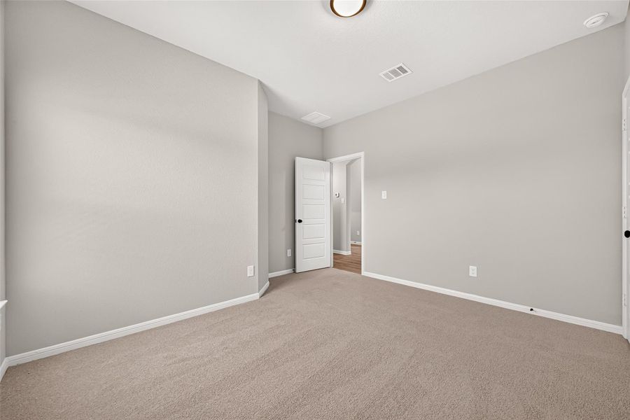 Spacious, unfurnished interior of a new home in , Angleton (Image 24).