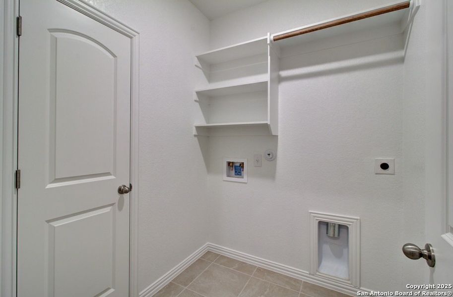 Spacious, unfurnished interior of a new home in Sunflower Ridge, New Braunfels (Image 5).