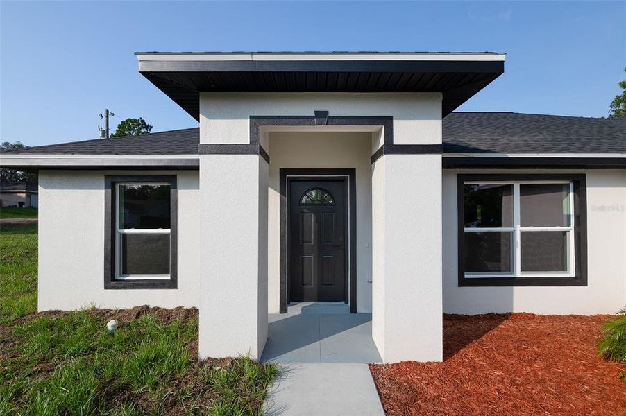 Exterior details and patio area of a home in , Dunnellon (Image 3).