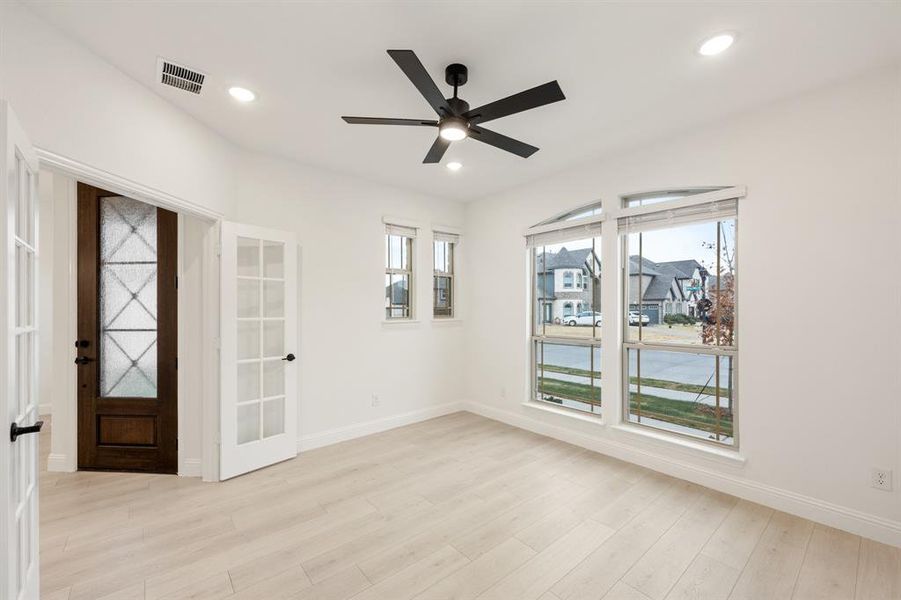 Spacious, unfurnished interior of a new home in Villages of Hurricane Creek, Anna (Image 18).