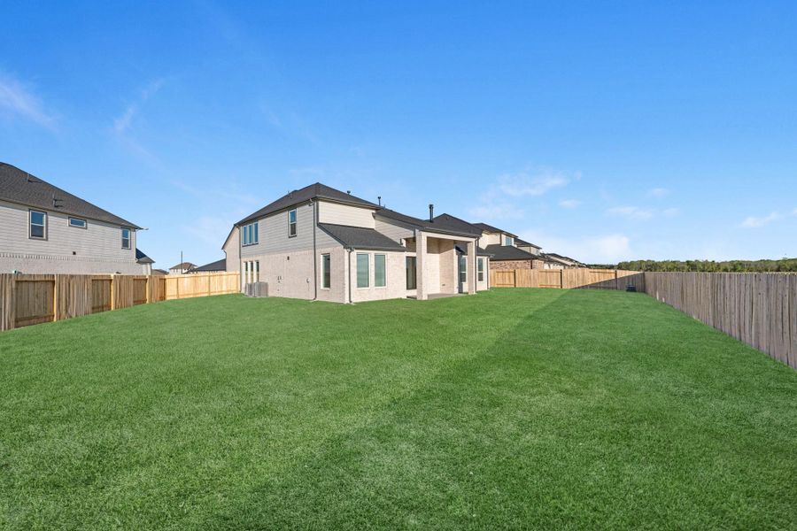 Exterior details and patio area of a home in Briarwood Crossing, Rosenberg (Image 4).
