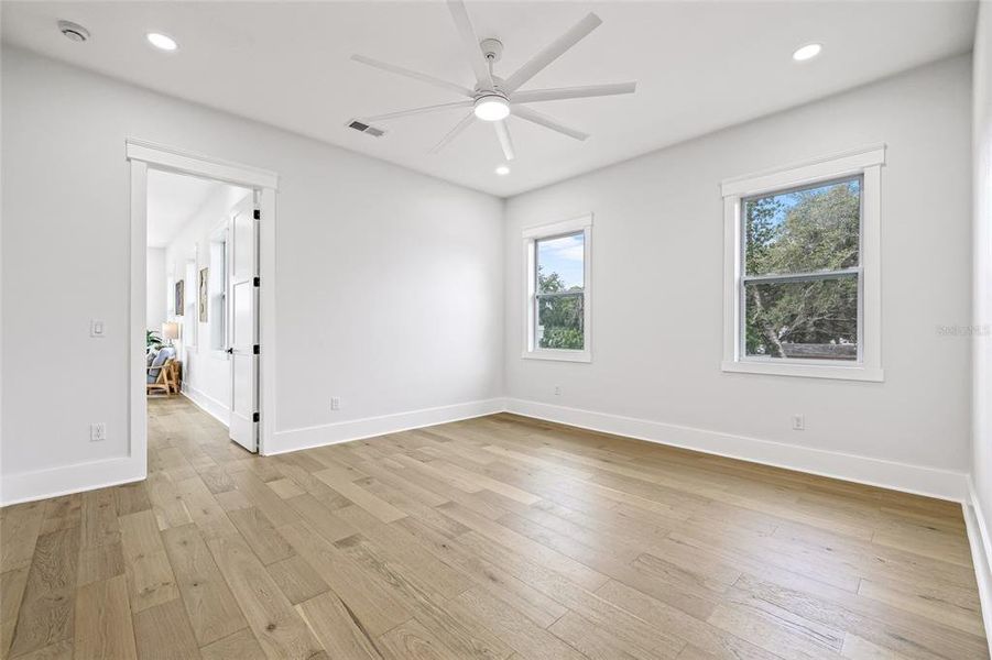 Spacious, unfurnished interior of a new home in , St. Petersburg (Image 19).