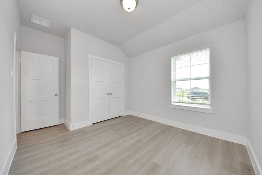 Spacious, unfurnished interior of a new home in Sunrise Cove: Landmark Collection, Texas City (Image 31).