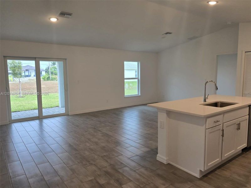 Spacious, unfurnished interior of a new home in , Cape Coral (Image 22).