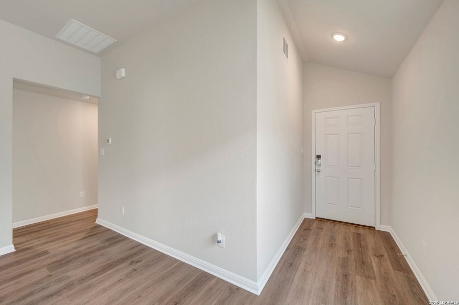 Spacious, unfurnished interior of a new home in Mesquite Ridge, San Antonio (Image 22).