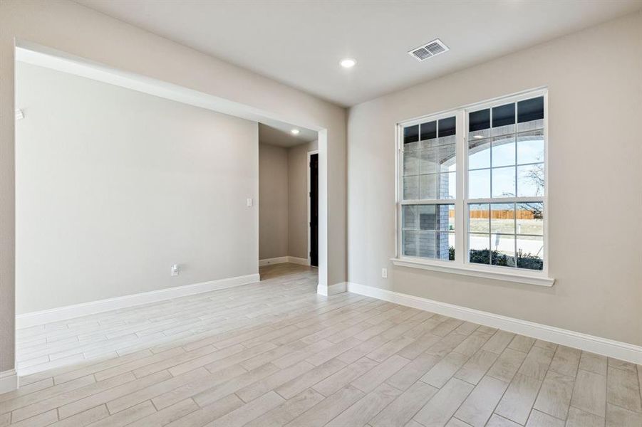 Spacious, unfurnished interior of a new home in Venetian, Weston (Image 15).