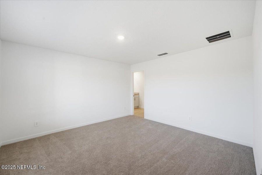 Spacious, unfurnished interior of a new home in Azalea Creek, Jacksonville (Image 28).
